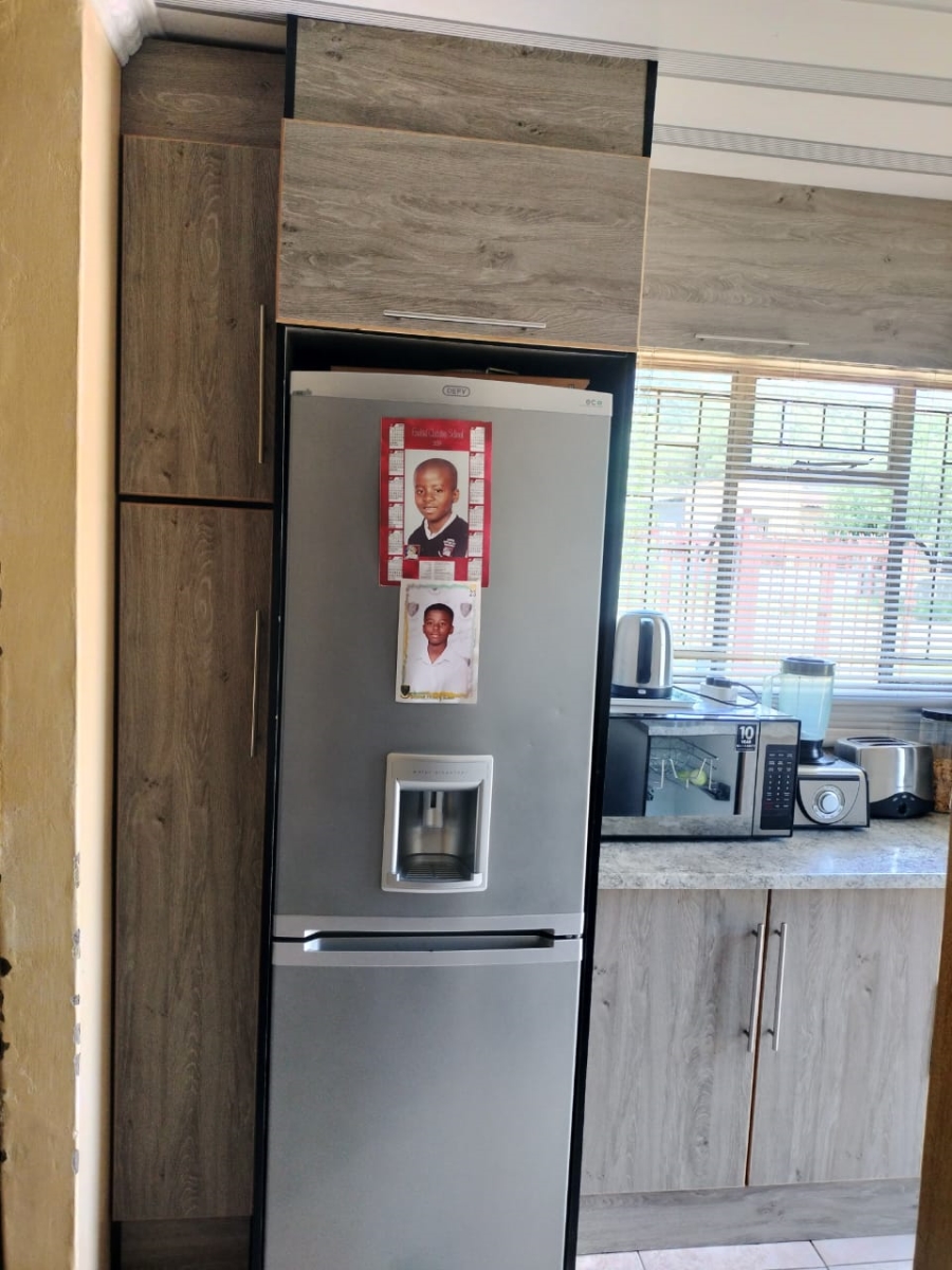 3 Bedroom Property for Sale in Molifi Tau Kloof Free State